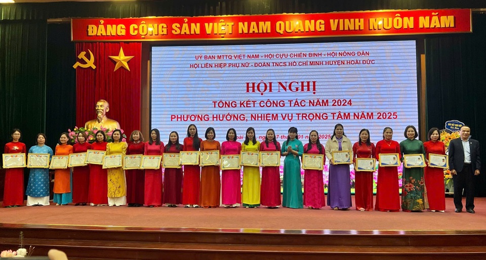 Khen thưởng Phụ nữ huyện Ho&agrave;i Đức&nbsp; c&oacute; th&agrave;nh t&iacute;ch trong x&acirc;y dựng qu&ecirc; hương