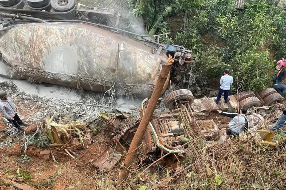 Hiện trường xe bồn lao xuống vực khiến 2 người thiệt mạng. Ảnh: Ho&agrave;ng Thắng