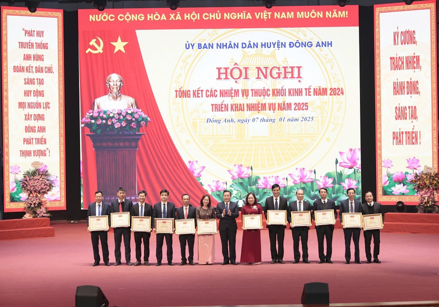 C&aacute;c c&aacute; nh&acirc;n, tập thể c&oacute; th&agrave;nh t&iacute;ch xuất sắc trong thực hiện nhiệm vụ thuộc khối kinh tế của huyện Đ&ocirc;ng Anh trong năm 2024 nhận khen thưởng.