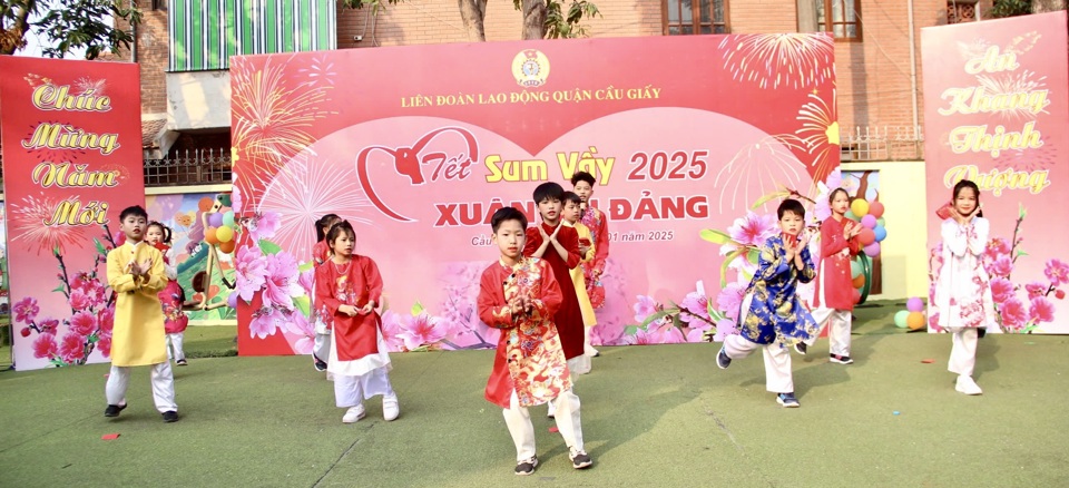 C&aacute;c b&eacute; L&agrave;ng trẻ em Birla H&agrave; Nội biểu diễn văn nghệ tại chương tr&igrave;nh "Tết sum vầy 2025, Xu&acirc;n ơn Đảng".