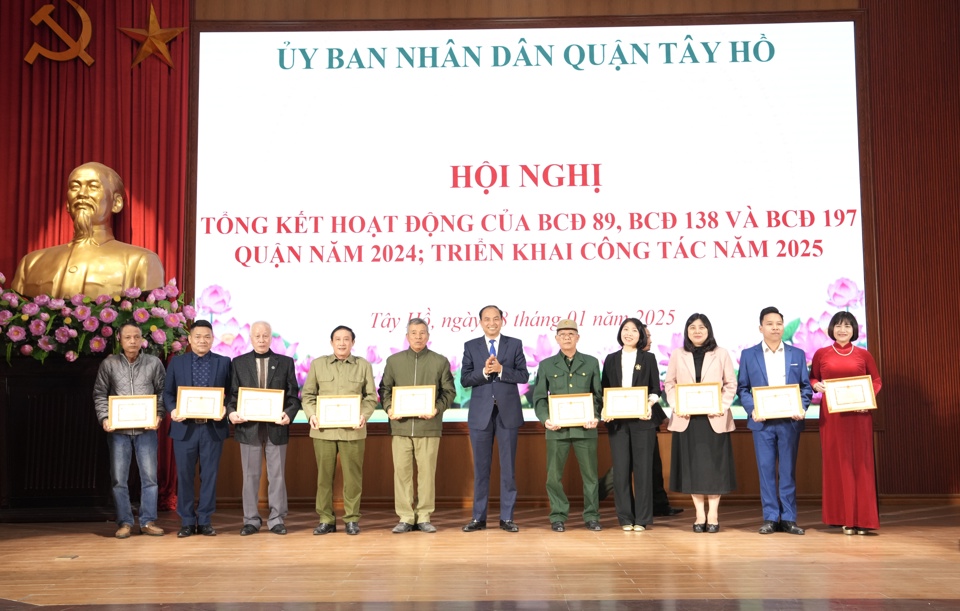 Chủ tịch UBND quận T&acirc;y Hồ Nguyễn Đ&igrave;nh Khuyến trao Kỷ niệm chương Bảo vệ an ninh Tổ quốc của Bộ C&ocirc;ng an cho c&aacute;c c&aacute; nh&acirc;n tr&ecirc;n địa b&agrave;n quận.