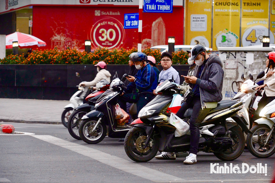 Tại n&uacute;t giao T&acirc;y Sơn - Th&aacute;i Thịnh, khi đ&egrave;n t&iacute;n hiệu giao th&ocirc;ng chuyển m&agrave;u đỏ, c&aacute;c xe dừng hẳn sau vạch kẻ v&agrave; chỉ di chuyển khi c&oacute; đ&egrave;n xanh.