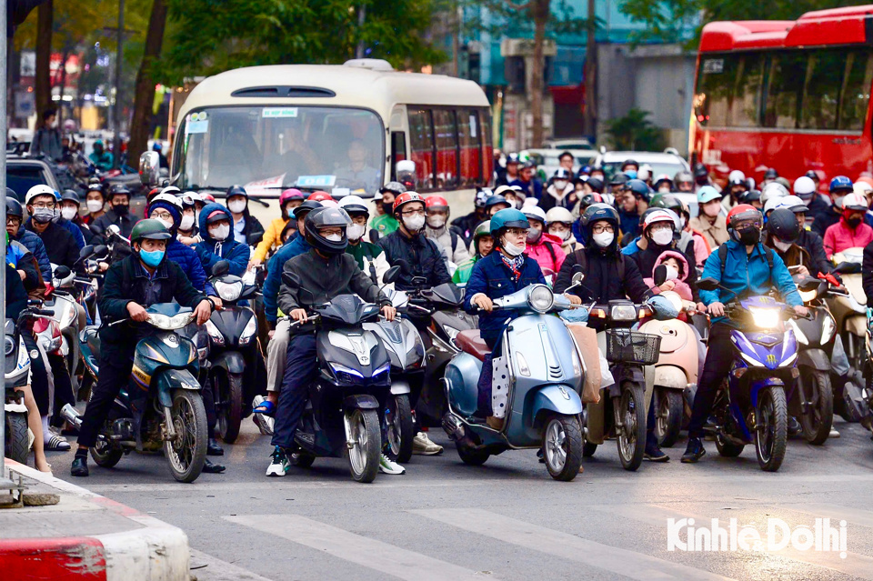 Đối với xe m&ocirc; t&ocirc;, xe gắn m&aacute;y, c&aacute;c loại xe tương tự xe m&ocirc; t&ocirc; v&agrave; c&aacute;c loại xe tương tự xe gắn m&aacute;y: Tại điểm c khoản 7 Điều 7 Nghị định 168/2024/NĐ-CP quy định phạt tiền từ 4.000.000 đồng đến 6.000.000 đồng đối với người điều khiển xe kh&ocirc;ng chấp h&agrave;nh hiệu lệnh của đ&egrave;n t&iacute;n hiệu giao th&ocirc;ng (vượt đ&egrave;n đỏ, đ&egrave;n v&agrave;ng).&nbsp;Ngo&agrave;i ra, người vi phạm c&ograve;n bị trừ 04 điểm giấy ph&eacute;p l&aacute;i xe, trường hợp g&acirc;y tai nạn th&igrave; bị trừ 10 điểm.