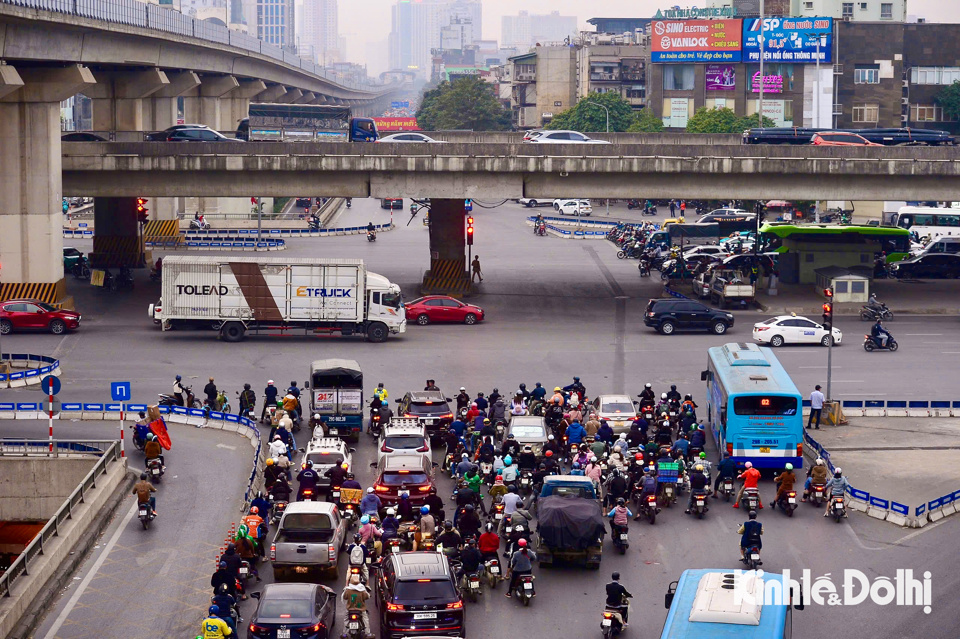 Sau hơn một tuần &aacute;p dụng Nghị định 168, ghi nhận của ph&oacute;ng vi&ecirc;n v&agrave;o giờ cao điểm, kh&ocirc;ng c&ograve;n cảnh d&ograve;ng xe m&aacute;y nối đu&ocirc;i đua nhau vượt đ&egrave;n đỏ tại c&aacute;c điểm n&oacute;ng &ugrave;n tắc giao th&ocirc;ng của H&agrave; Nội như n&uacute;t giao Nguyễn Xiển - Nguyễn Tr&atilde;i - Khuất Duy Tiến, n&uacute;t giao Ng&atilde; Tư Sở (quận Thanh Xu&acirc;n), n&uacute;t giao Huỳnh Th&uacute;c Kh&aacute;ng - Th&aacute;i H&agrave; - L&aacute;ng Hạ (quận Đống Đa), trục đường Trần Ph&uacute; - Quang Trung (quận H&agrave; Đ&ocirc;ng), đường L&ecirc; Văn Lương - Tố Hữu...