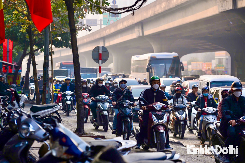 Tuy nhi&ecirc;n, vẫn c&ograve;n một số người d&acirc;n thiếu &yacute; thức khi tham gia giao th&ocirc;ng.&nbsp;T&igrave;nh trạng đi l&ecirc;n vỉa h&egrave; vẫn diễn ra v&agrave;o giờ cao điểm phổ biến tr&ecirc;n nhiều tuyến đường H&agrave; Nội.