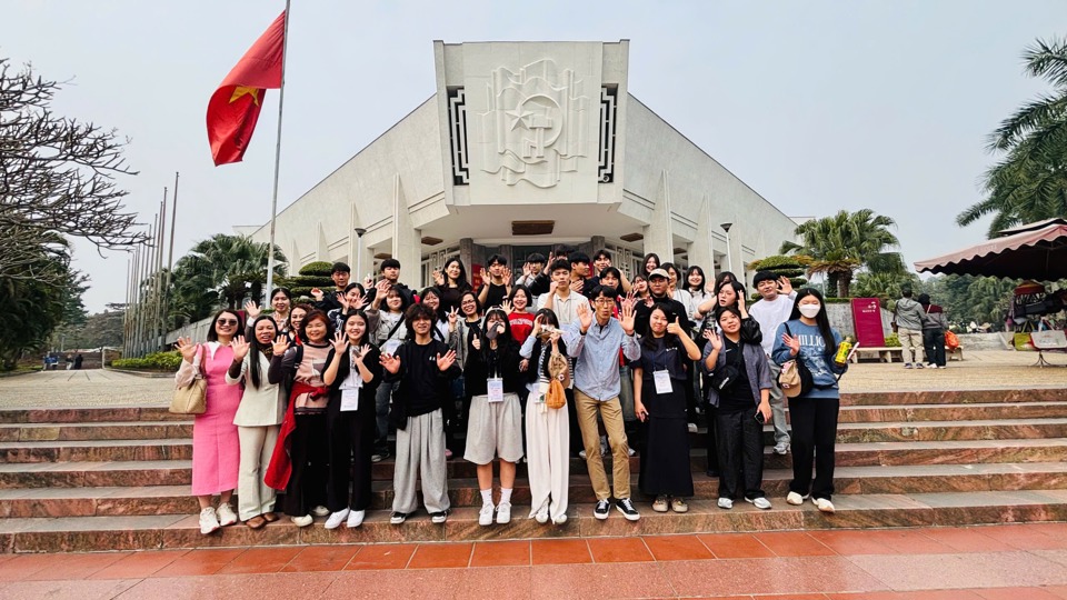 Đo&agrave;n gi&aacute;o vi&ecirc;n, học sinh tỉnh Chungcheongbuk v&agrave; gi&aacute;o vi&ecirc;n, học sinh H&agrave; Nội c&ugrave;ng tham gia c&aacute;c hoạt động trải nghiệm về văn ho&aacute;.