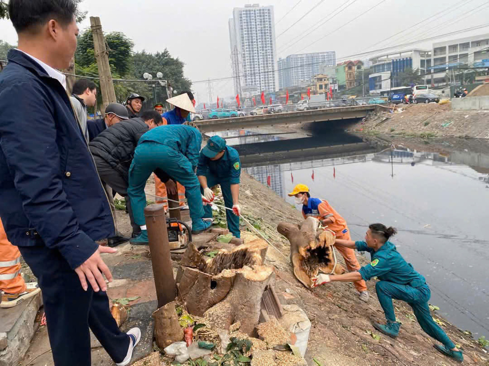 Thu dọn, vệ sinh quanh s&ocirc;ng Kim Ngưu. Ảnh: TA