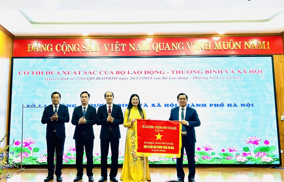 Thứ trưởng Bộ LĐTB&amp;XH Nguyễn B&aacute; Hoan trao Cờ thi đua xuất sắc của Bộ LĐTB&amp;XH cho Sở LĐTB&amp;XH H&agrave; Nội.&nbsp;