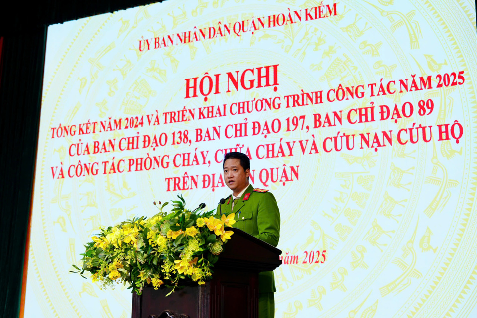 Thượng t&aacute; Đặng Văn Chi&ecirc;u - Ph&oacute; trưởng C&ocirc;ng an quận Ho&agrave;n Kiếm b&aacute;o c&aacute;o tổng kết c&ocirc;ng t&aacute;c năm 2024.