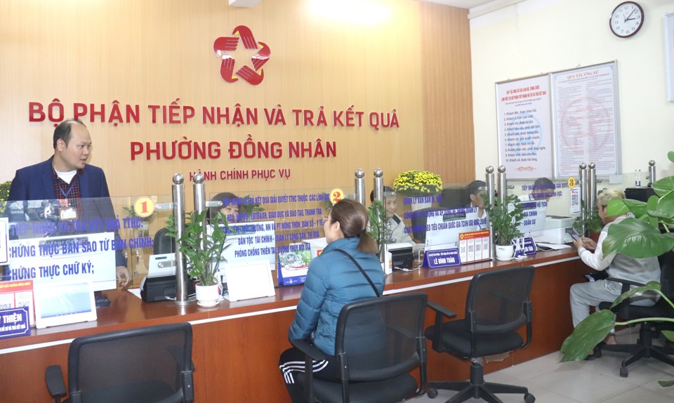 Sau khi s&aacute;p nhập phường Đống M&aacute;c v&agrave;o, bộ phận ''một cửa'' phường Đồng Nh&acirc;n (Quận Hai B&agrave; Trưng) được tăng th&ecirc;m 3 c&ocirc;ng chức, đều c&oacute; năng lực chuy&ecirc;n m&ocirc;n nghiệp vụ tốt v&agrave; kinh nghiệm l&acirc;u năm