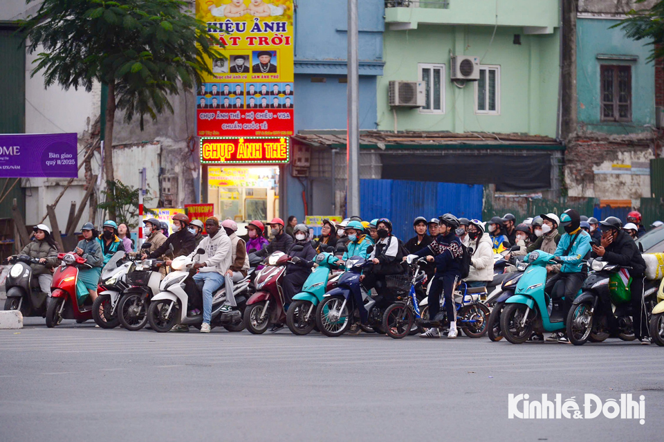 Sau một tuần Nghị định 168 đi v&agrave;o cuộc sống, c&oacute; thể thấy những t&aacute;c động r&otilde; rệt về tu&acirc;n thủ luật giao th&ocirc;ng. Với chế t&agrave;i phạt nặng, c&aacute;c h&agrave;nh vi vi phạm giao th&ocirc;ng phổ biến đ&atilde; giảm theo chiều hướng t&iacute;ch cực.