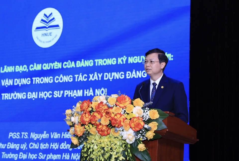 PGS.TS Nguyễn Văn Hiền - B&iacute; thư Đảng ủy, Chủ tịch Hội đồng Trường Đại học sư phạm H&agrave; Nội tham luận tại tọa đ&agrave;m