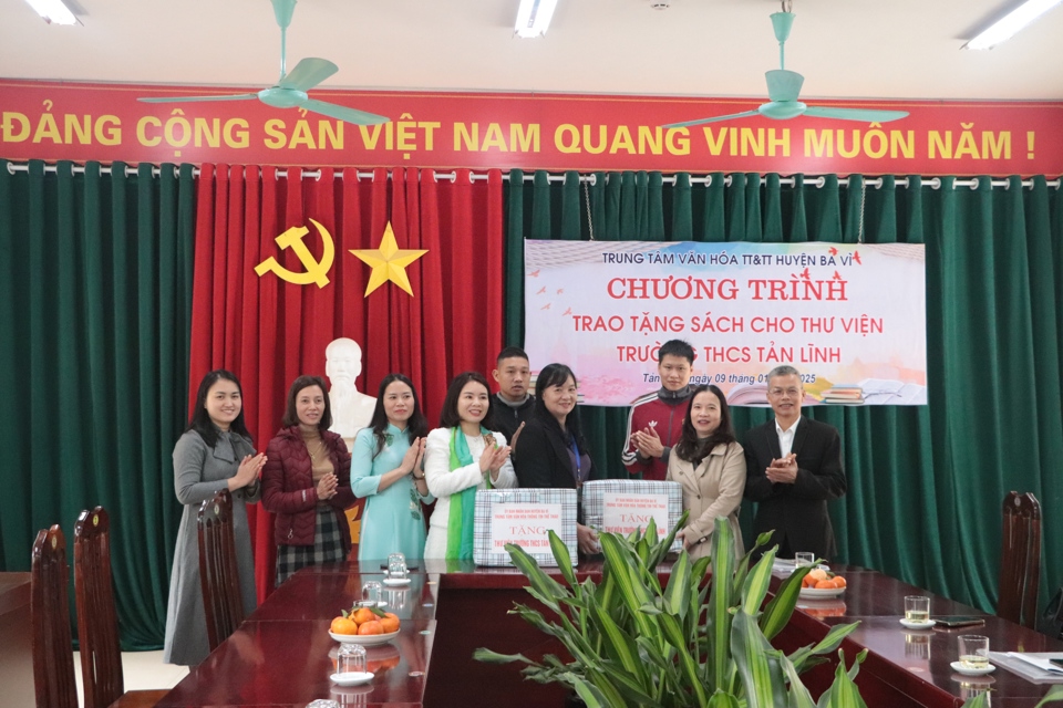 Trung t&acirc;m Văn h&oacute;a, Th&ocirc;ng tin v&agrave; Thể thao huyện Ba V&igrave; phối hợp với Ph&ograve;ng GD&amp;ĐT huyện tặng thư viện Trường THCS Tản Lĩnh hơn 100 quyển s&aacute;ch.