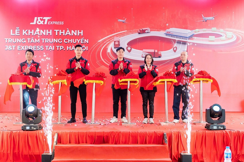 C&aacute;c đại biểu cắt băng kh&aacute;nh th&agrave;nh Trung t&acirc;m trung chuyển h&agrave;ng h&oacute;a J&amp;T Express Việt Nam.