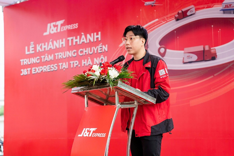 Gi&aacute;m đốc Thương hiệu J&amp;T Express Phan B&igrave;nh ph&aacute;t biểu tại buổi lễ khai trương.