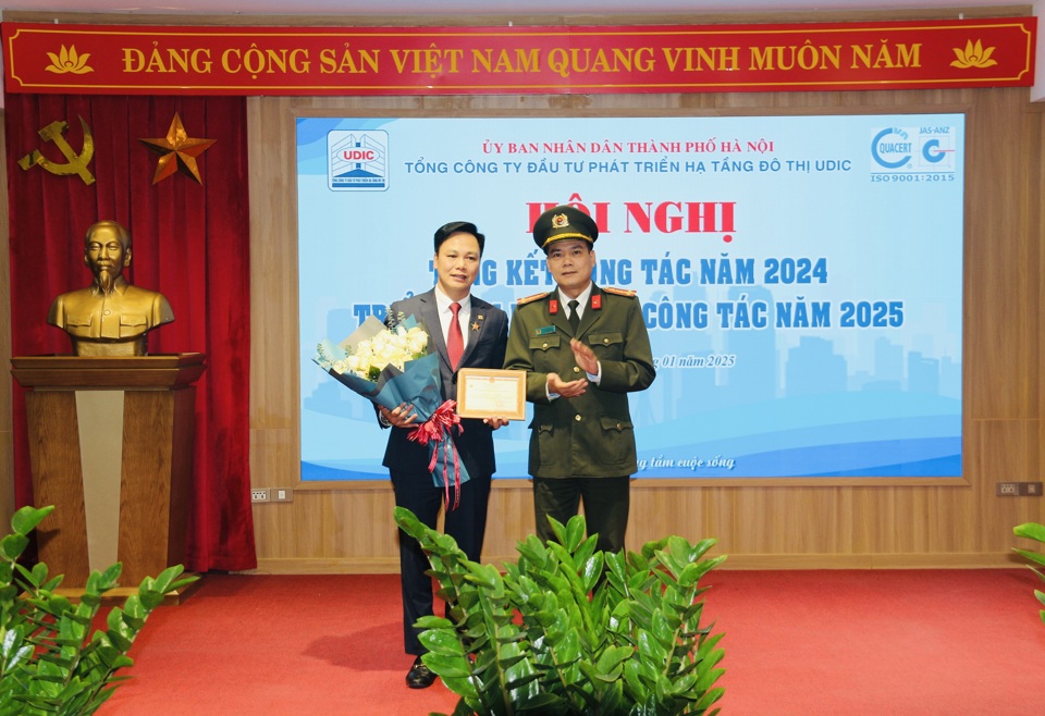 Đại t&aacute; Trần Xu&acirc;n Th&agrave;nh - Trưởng Ph&ograve;ng An ninh kinh tế - C&ocirc;ng an TP H&agrave; Nội trao Kỷ niệm chương Bảo vệ An ninh Tổ quốc cho Tổng Gi&aacute;m đốc Tổng C&ocirc;ng ty UDIC Nguyễn Văn Luyến