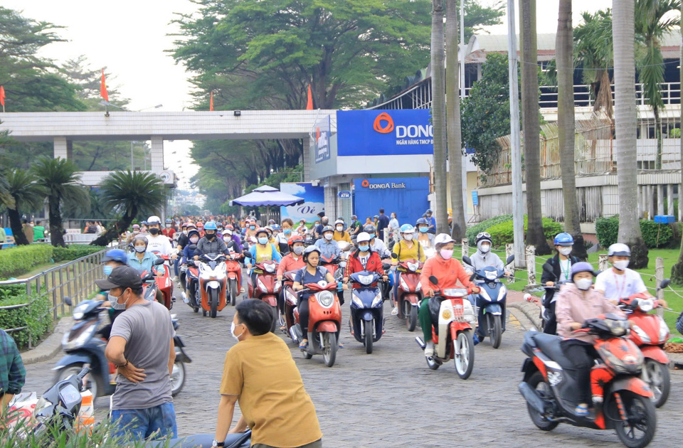 Người lao động l&agrave;m việc tại C&ocirc;ng ty TNHH Pouyuen Việt Nam (quận B&igrave;nh T&acirc;n, TP Hồ Ch&iacute; Minh) tan ca.