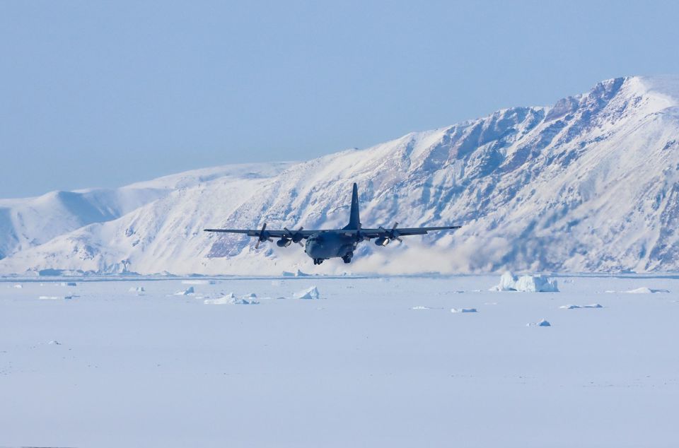 M&aacute;y bay chờ h&agrave;ng qu&acirc;n sự của Mỹ hạ c&aacute;nh tại khu vực Căn cứ Kh&ocirc;ng gian&nbsp;Pituffik tại Greenland. Ảnh: Facebook/Pituffik Space Base