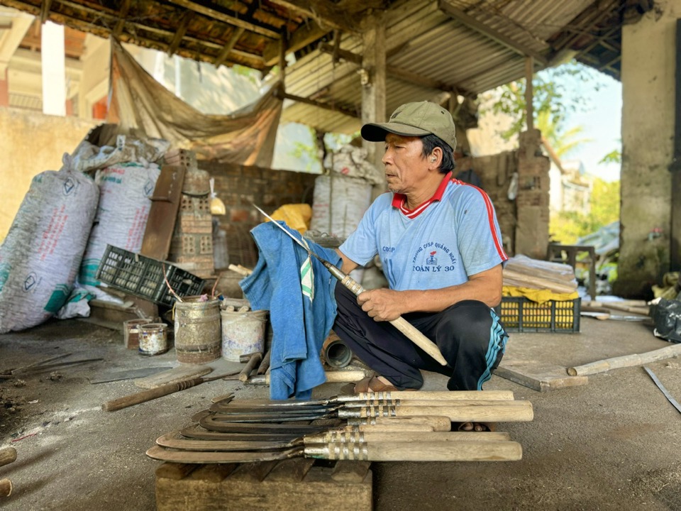 Mỗi năm, l&agrave;ng r&egrave;n Minh Kh&aacute;nh sản xuất khoảng hơn 200.000 sản phẩm.