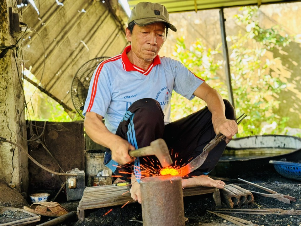 Thợ r&egrave;n ở l&agrave;ng Minh Kh&aacute;nh tất bật ng&agrave;y đ&ecirc;m để đ&aacute;p ứng nhu cầu mua sắm c&aacute;c sản phẩm từ nghề n&agrave;y tăng cao v&agrave;o dịp Tết.