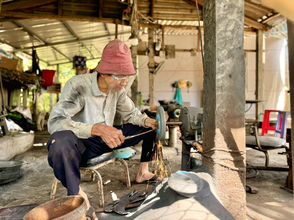 Người d&acirc;n l&agrave;ng r&egrave;n Minh Kh&aacute;nh chuyển dần từ l&agrave;m thủ c&ocirc;ng sang m&aacute;y m&oacute;c.