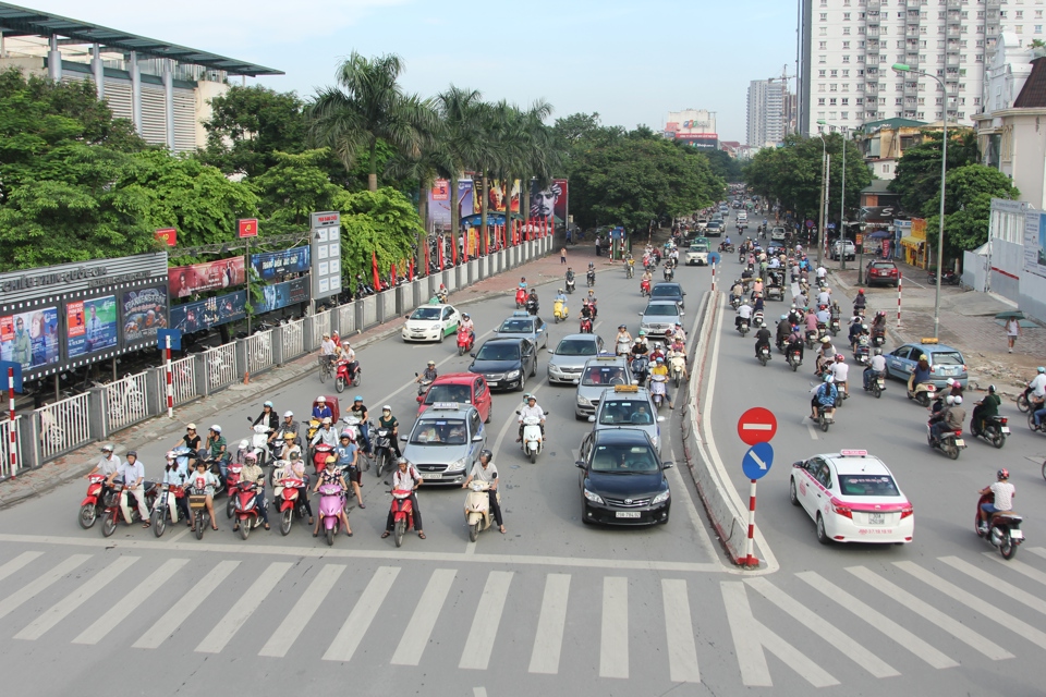 Người d&acirc;n chấp h&agrave;nh nghi&ecirc;m chỉnh luật giao th&ocirc;ng tại n&uacute;t giao Th&aacute;i H&agrave; - L&aacute;ng Hạ, H&agrave; Nội. Ảnh: Phạm H&ugrave;ng