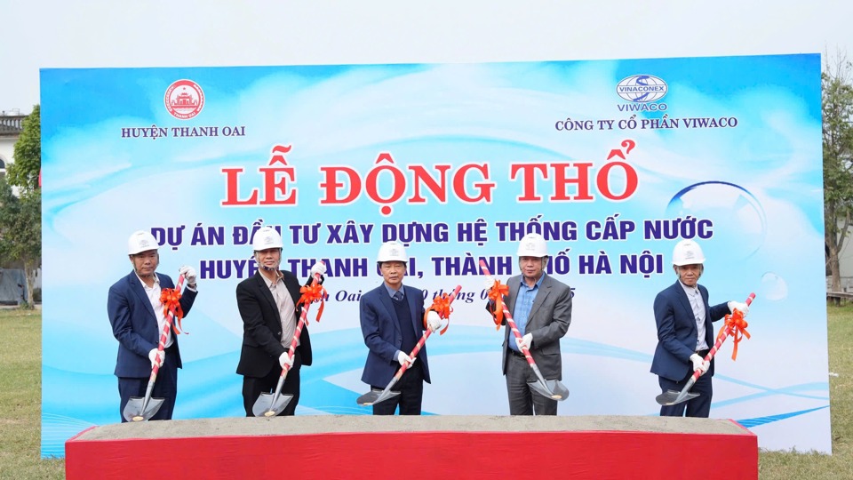 C&aacute;c đại biểu thực hiện nghi lễ động thổ dự &aacute;n.&nbsp;