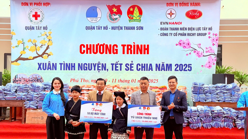 Đo&agrave;n c&ocirc;ng t&aacute;c do quận T&acirc;y Hồ v&agrave; c&aacute;c nh&agrave; t&agrave;i trợ trao tặng 10 bộ m&aacute;y t&iacute;nh. 1 c&ocirc;ng tr&igrave;nh tủ s&aacute;ch thiếu nhi... cho Trường Tiểu học Y&ecirc;n Sơn.