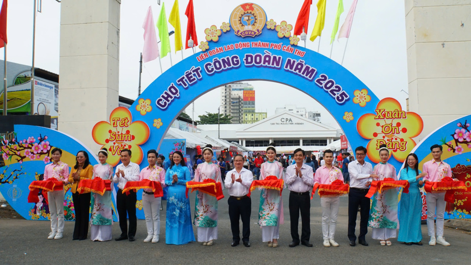 C&aacute;c đại biểu cắt băng khai mạc "Chợ Tết C&ocirc;ng đo&agrave;n" do&nbsp;Li&ecirc;n đo&agrave;n Lao động TP&nbsp;Cần Thơ tổ chức.