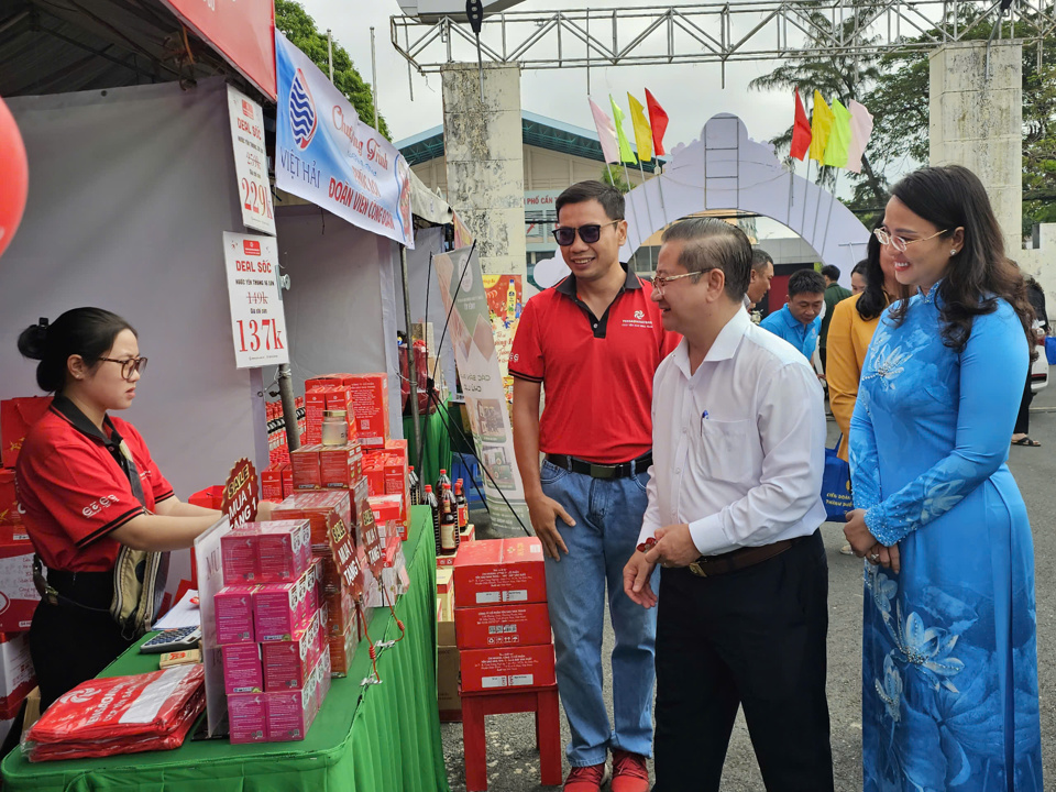 &Ocirc;ng Trần Việt Trường - Chủ tịch UBND TP Cần Thơ tham quan c&aacute;c gian h&agrave;ng tại&nbsp;&ldquo;Chợ Tết C&ocirc;ng đo&agrave;n&rdquo; năm 2025.