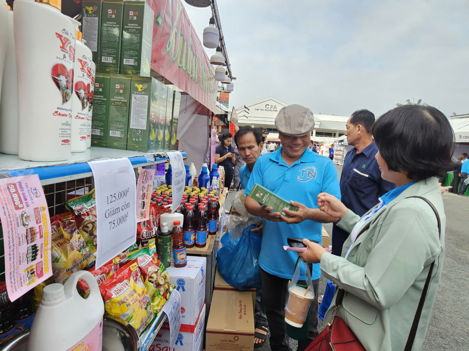 Chợ Tết C&ocirc;ng đo&agrave;n diễn ra trong 3 ng&agrave;y, từ ng&agrave;y 11 - 13/1, tại Trung t&acirc;m X&uacute;c tiến Đầu tư - Thương mại v&agrave; Hội chợ Triển l&atilde;m Cần Thơ.