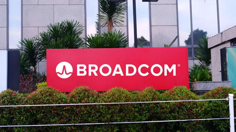 Cổ phiếu Broadcom giảm 2,2% khi đ&oacute;ng cửa phi&ecirc;n giao dịch ng&agrave;y 10/1. Ảnh: msn.com