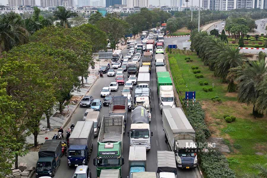 Đại lộ Thăng Long hướng về trung t&acirc;m th&agrave;nh phố, c&aacute;c phương tiện xếp h&agrave;ng d&agrave;i, &ugrave;n ứ từ s&aacute;ng đến chiều.