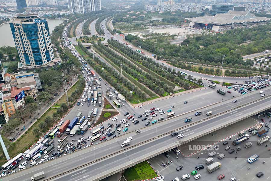 D&ograve;ng phương tiện từ Đại lộ Thăng Long dồn về v&agrave;nh đai 3 khiến trục đường v&agrave;nh đai n&agrave;y cũng xảy ra &ugrave;n tắc, đặc biệt tại c&aacute;c lối l&ecirc;n xuống.