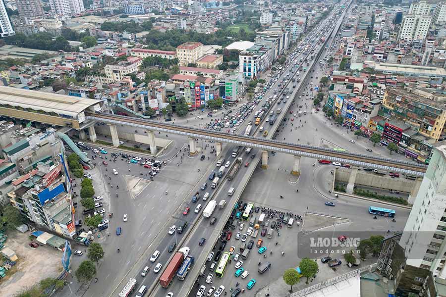 N&uacute;t giao Nguyễn Tr&atilde;i - Nguyễn Xiển cũng c&oacute; lưu lượng phương tiện rất lớn, đặc biệt hướng Nguyễn Xiển về n&uacute;t giao.