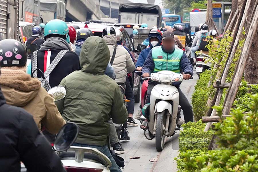 Ngo&agrave;i ra, một số người d&acirc;n cố t&igrave;nh đi ngược chiều cũng g&acirc;y ra xung đột giao th&ocirc;ng.