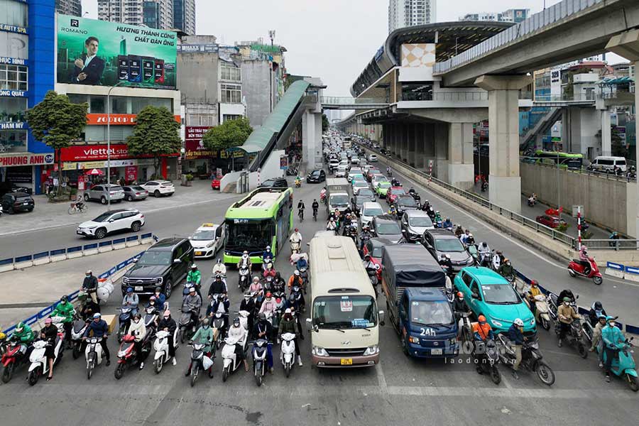 Người d&acirc;n chấp h&agrave;nh tốt hiệu lệnh t&iacute;n hiệu đ&egrave;n giao th&ocirc;ng mặc d&ugrave; &ugrave;n tắc li&ecirc;n mi&ecirc;n.