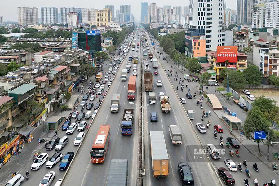 V&agrave;nh đai 3 đ&ocirc;ng đ&uacute;c phương tiện cả đường dưới thấp v&agrave; tr&ecirc;n cao.