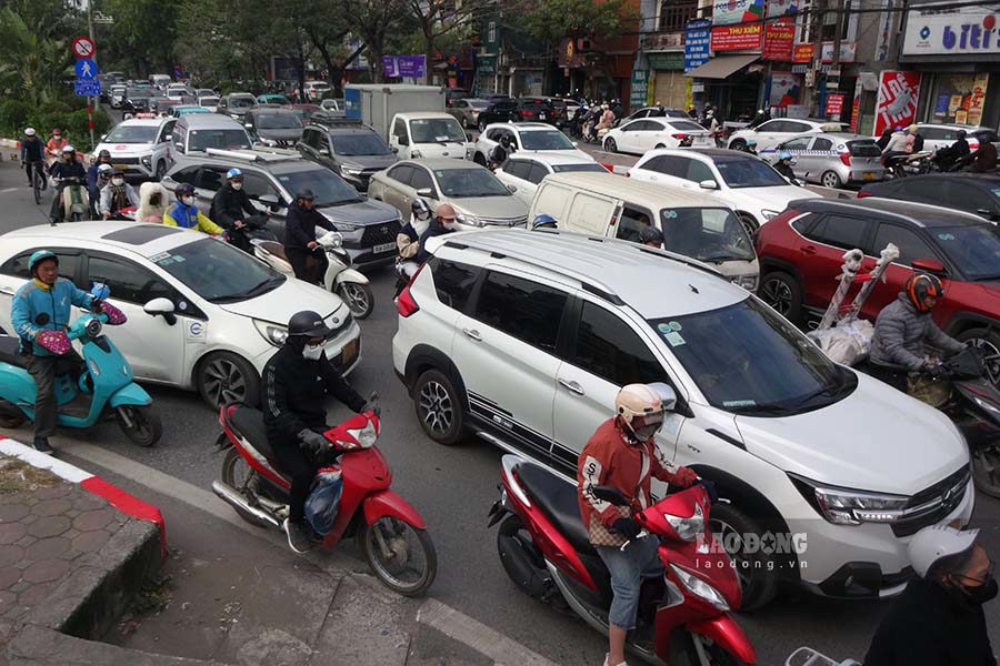 Xung đột giao th&ocirc;ng tại ng&atilde; ba cầu Cống Mọc - L&aacute;ng. Vị tr&iacute; n&agrave;y thường xuy&ecirc;n xảy ra &ugrave;n tắc giao th&ocirc;ng, kh&ocirc;ng kể thời gian n&agrave;o trong ng&agrave;y.