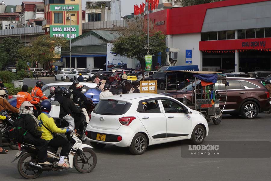 D&ograve;ng phương tiện chưa kịp đi qua n&uacute;t giao L&aacute;ng - Y&ecirc;n L&atilde;ng khi đ&egrave;n xanh đ&atilde; xung đột với d&ograve;ng phương tiện ở hướng c&ograve;n lại. Đ&acirc;y cũng l&agrave; nguy&ecirc;n nh&acirc;n khiến n&uacute;t giao n&agrave;y thường xuy&ecirc;n xảy ra &ugrave;n tắc.