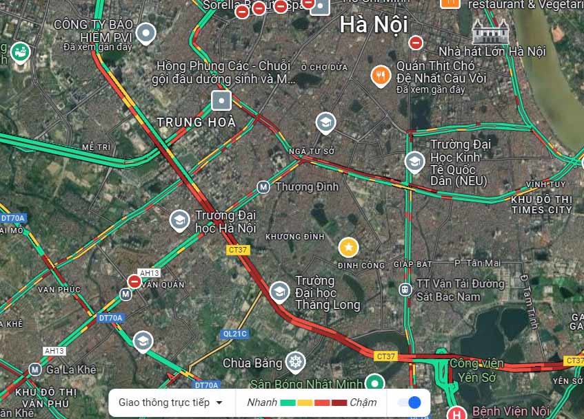 Ghi nhận tr&ecirc;n ứng dụng Google Maps, đến hơn 14h30 ng&agrave;y 11.1, nhiều trục đường vẫn hiển thị t&igrave;nh h&igrave;nh giao th&ocirc;ng rất &ldquo;n&oacute;ng&ldquo;, đặc biệt tại c&aacute;c tuyến v&agrave;nh đai 2, v&agrave;nh đai 3.