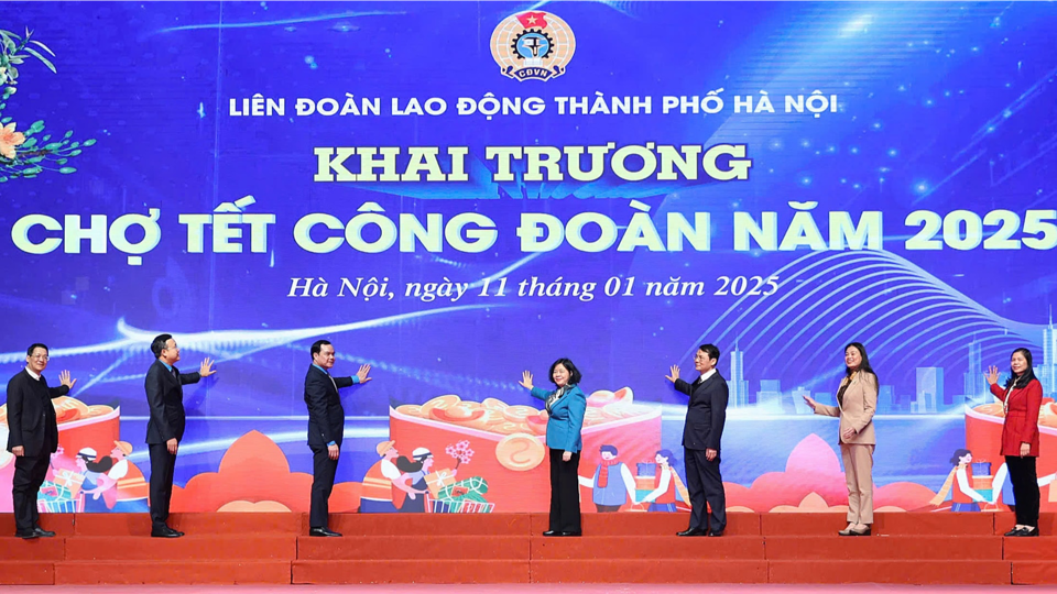 L&atilde;nh đạo Tổng LĐLĐ Việt Nam v&agrave; TP H&agrave; Nội nhấn n&uacute;t khai trương Chợ Tết C&ocirc;ng đo&agrave;n năm 2025. Ảnh: Viết Th&agrave;nh