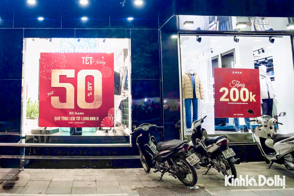 Nhiều cửa hàng “sale khủng” kích cầu mua sắm dịp Tết Ất Tỵ 2025 - Ảnh 2