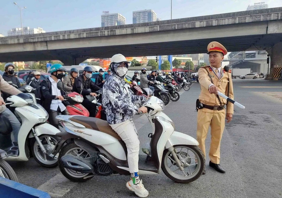 Một trường hợp vi phạm lỗi kh&ocirc;ng chấp h&agrave;nh đ&egrave;n t&iacute;n hiệu giao th&ocirc;ng bị lực lượng c&aacute;n bộ, chiến sỹ đội Cảnh s&aacute;t giao th&ocirc;ng số 7 dừng xe, kiểm tra v&agrave; xử l&yacute;.