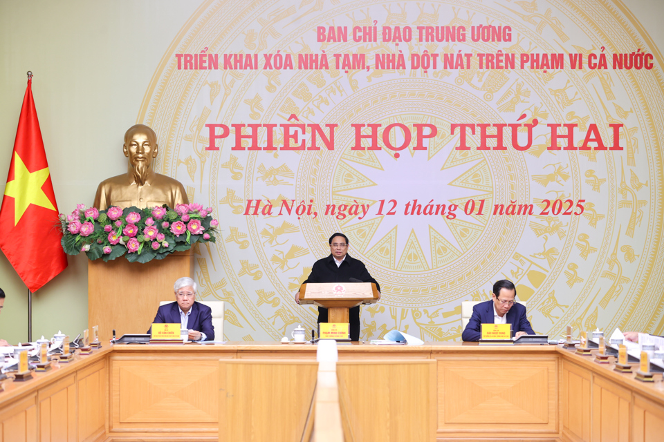 Thủ tướng n&ecirc;u r&otilde; việc ho&agrave;n th&agrave;nh x&oacute;a nh&agrave; tạm, nh&agrave; dột n&aacute;t l&agrave; một nhiệm vụ ch&iacute;nh trị đặc biệt quan trọng. Ảnh: VGP/Nhật Bắc