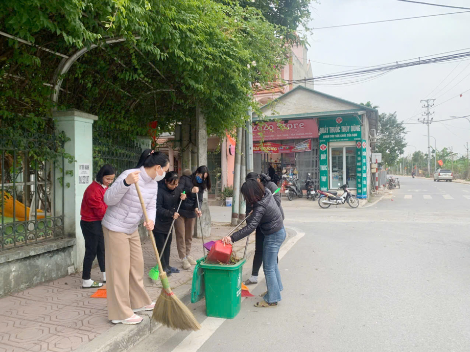 C&aacute;n bộ, gi&aacute;o vi&ecirc;n, nh&acirc;n vi&ecirc;n trường mầm non tiến h&agrave;nh vệ sinh m&ocirc;i trường b&ecirc;n ngo&agrave;i khu&ocirc;n vi&ecirc;n trường học.