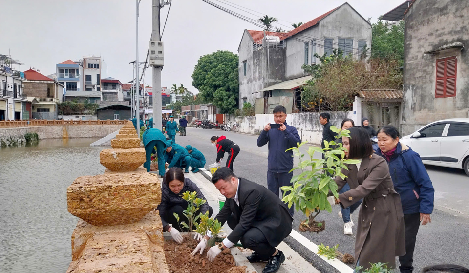 L&atilde;nh đạo x&atilde; Đồng Th&aacute;p c&ugrave;ng người d&acirc;n trồng th&ecirc;m hoa, c&acirc;y xanh, tạo cảnh quan sạch đẹp tr&ecirc;n c&aacute;c tuyến đường.