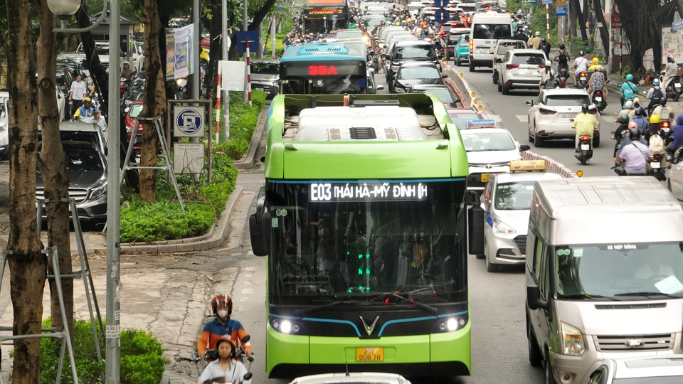 Xe bu&yacute;t điện hoạt động tr&ecirc;n đường phố H&agrave; Nội. Ảnh: Phạm H&ugrave;ng