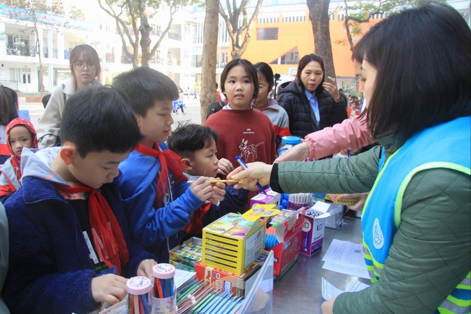 Sau khi c&acirc;n r&aacute;c thải xong, c&aacute;c em đến quầy để nhận những m&oacute;n qu&agrave; nhỏ xinh như b&uacute;t ch&igrave;, hộp m&agrave;u,&hellip;