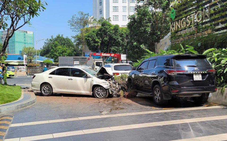 Hiện trường vụ tai nạn &ocirc; t&ocirc; li&ecirc;n ho&agrave;n tại TP Hồ Ch&iacute; Minh